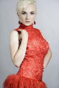 Abendkleid TW0018A - Abendkleid Federn Spitze hoher Kragen mini feuerrot rot Schlüsselloch 2